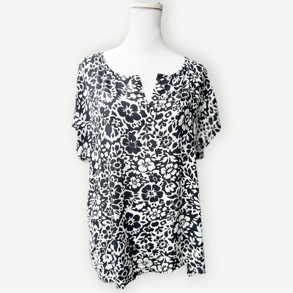 Premise Tops - Premise Short Sleeve Notch Neck Black & White Floral Flowy Blouse. Top. Large.